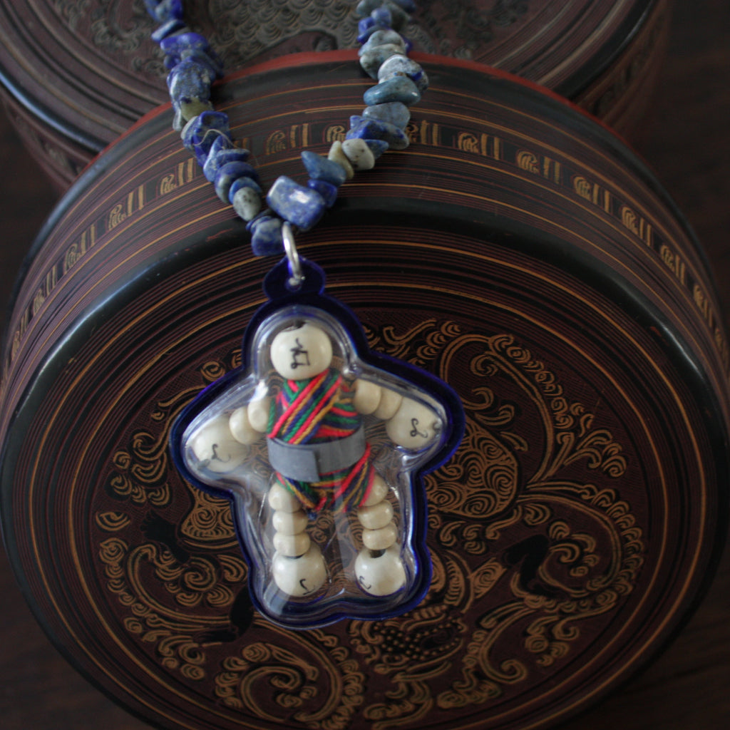 Amulette Protectrice Unique – Collier en Pierres Naturelles Brutes