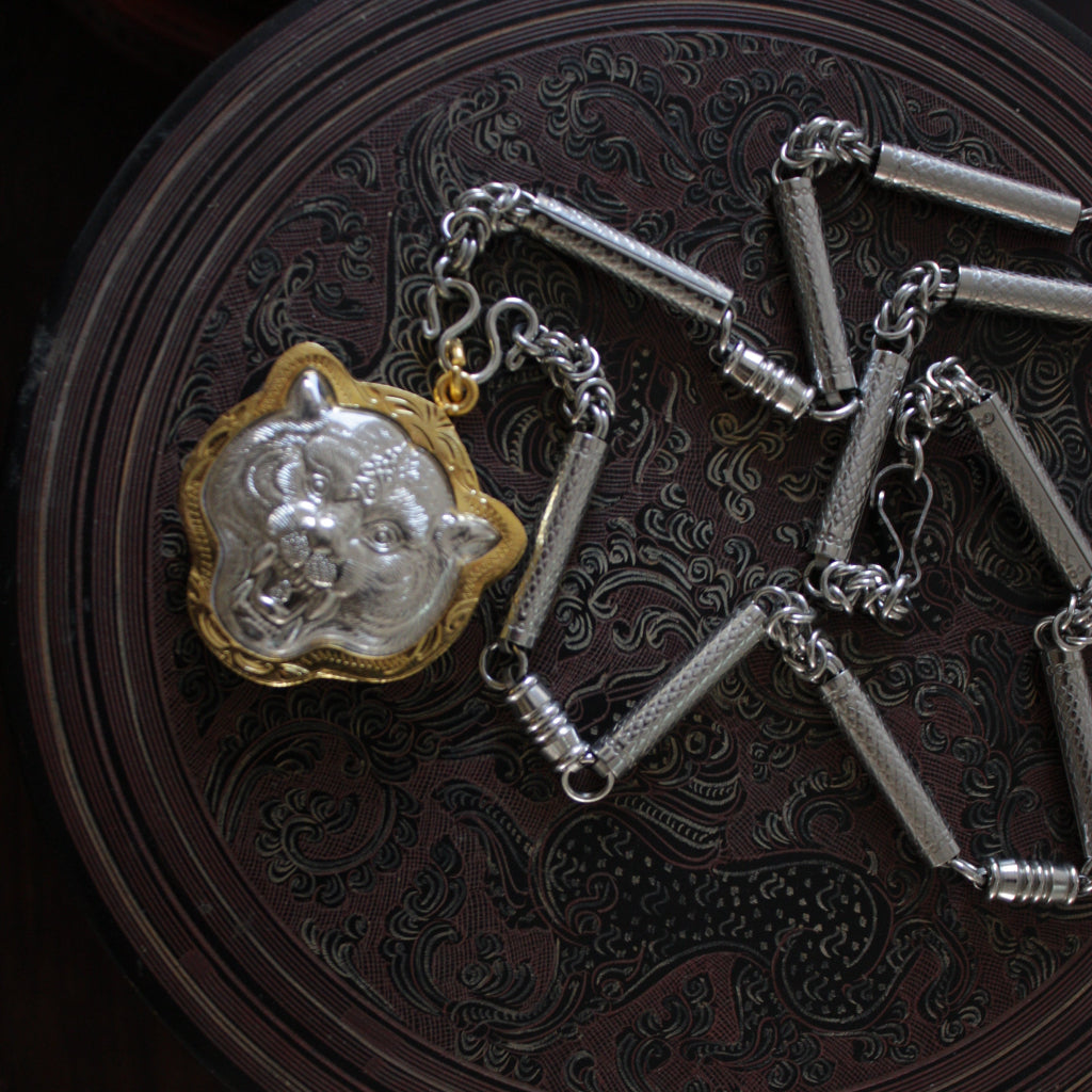 Amulette Mouphassa – Collier Traditionnel en Acier & Métal Argenté