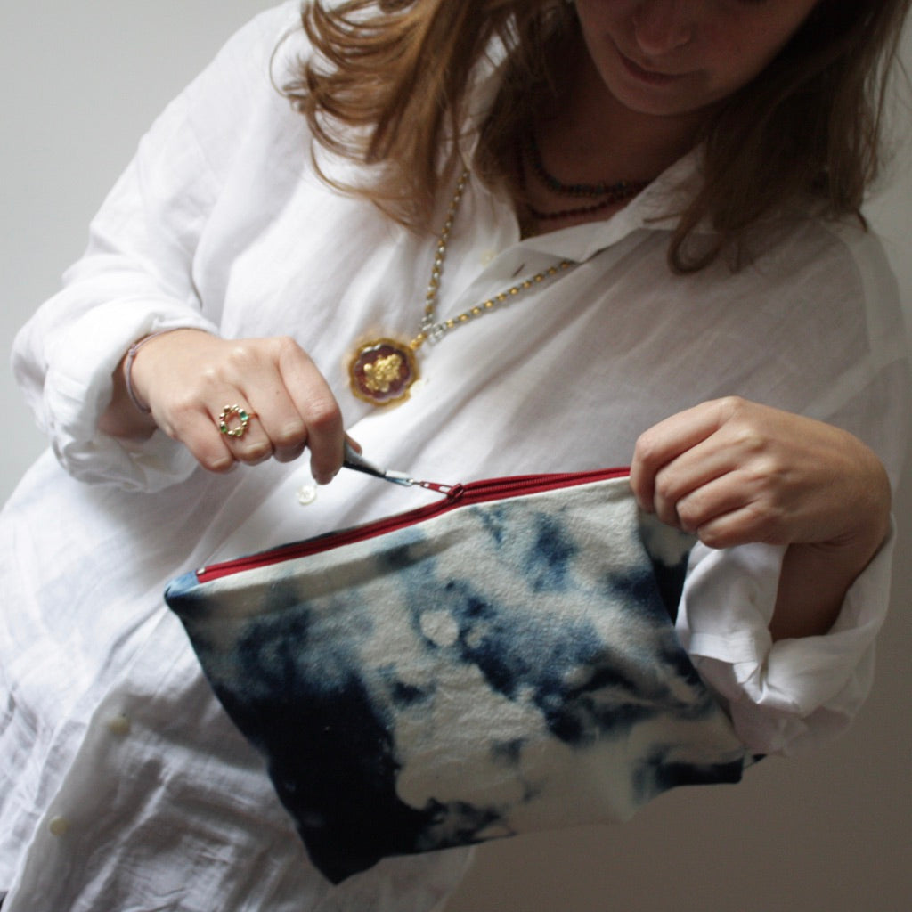 Pochette en Coton Tie & Dye Fait Main - Élégance Naturelle