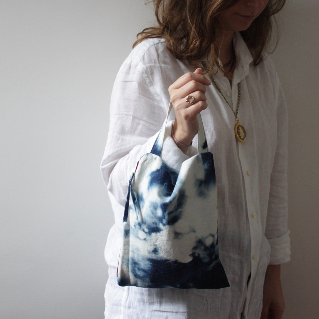 Pochette en Coton Tie & Dye Fait Main - Élégance Naturelle