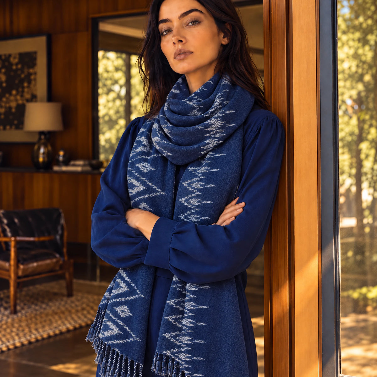 Grande Écharpe Indigo Mudmee Ikat Tissée Main – 200 x 80 cm