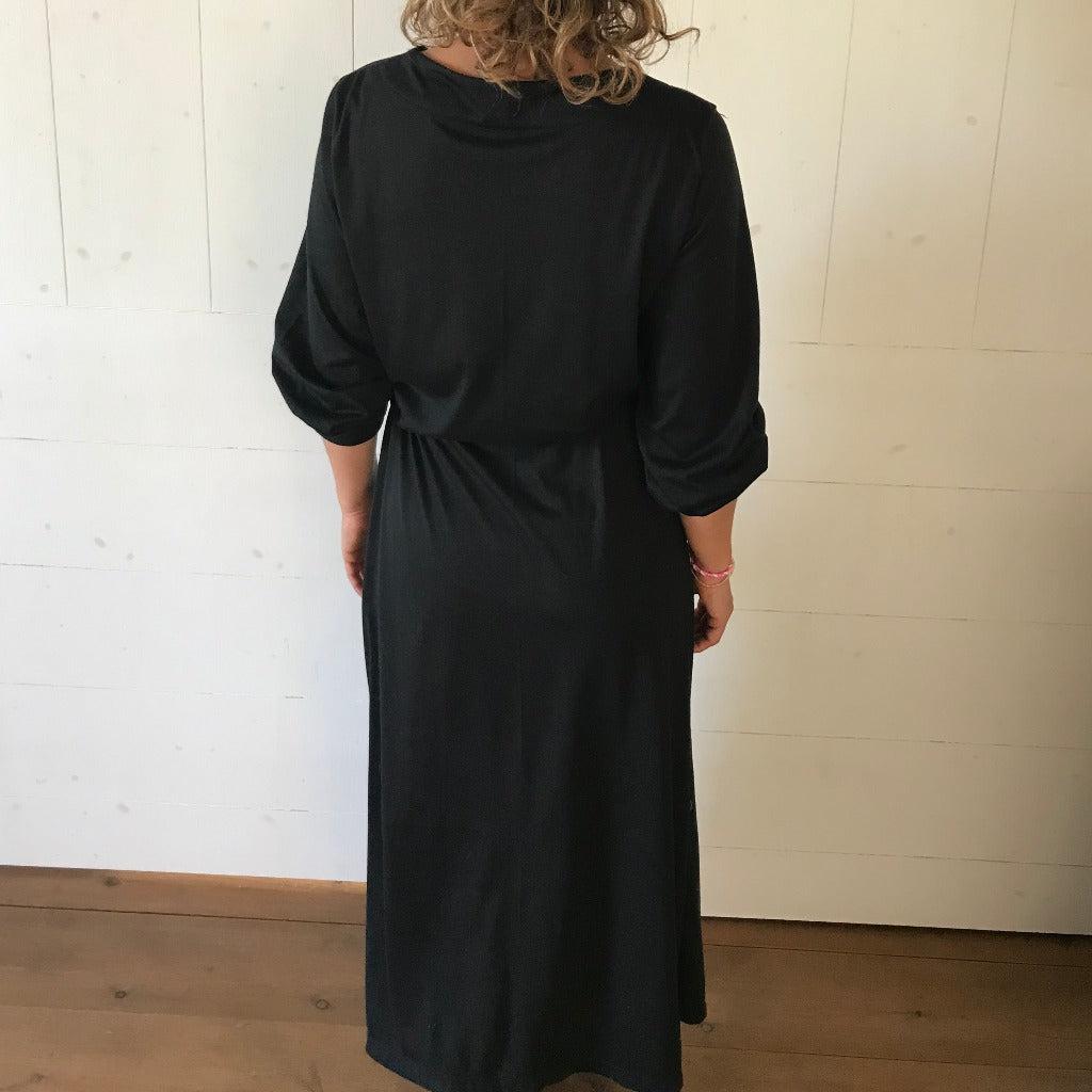 Robe Noire Col V-Dame Pach Bangkok