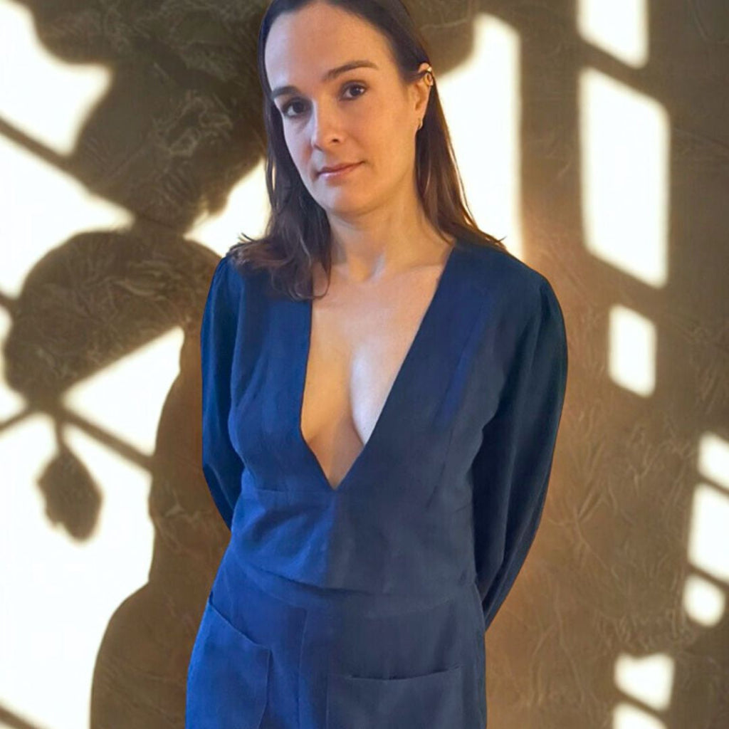 Blouse en coton indigo végétal – Manches bouffantes | Décolleté profond