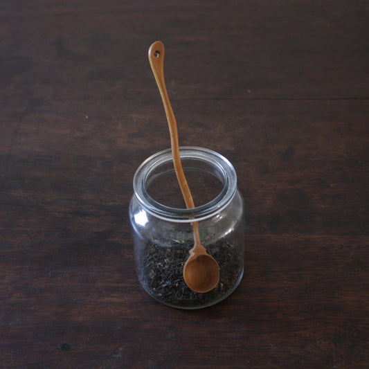 Cuillère longue en bois de teck – Design ondulé et élégance naturelle