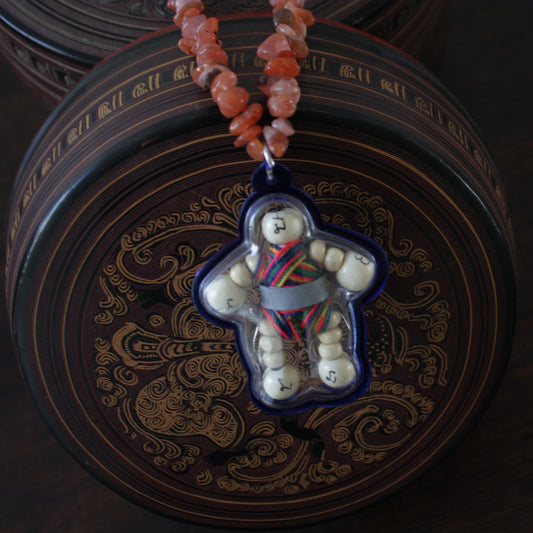 Amulette protectrice sur collier en pierres naturelles brutes – vue 2