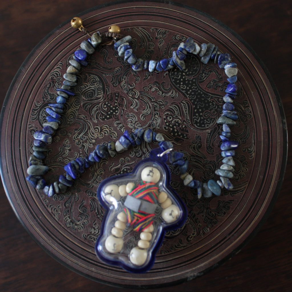 Amulette Protectrice Unique – Collier en Pierres Naturelles Brutes