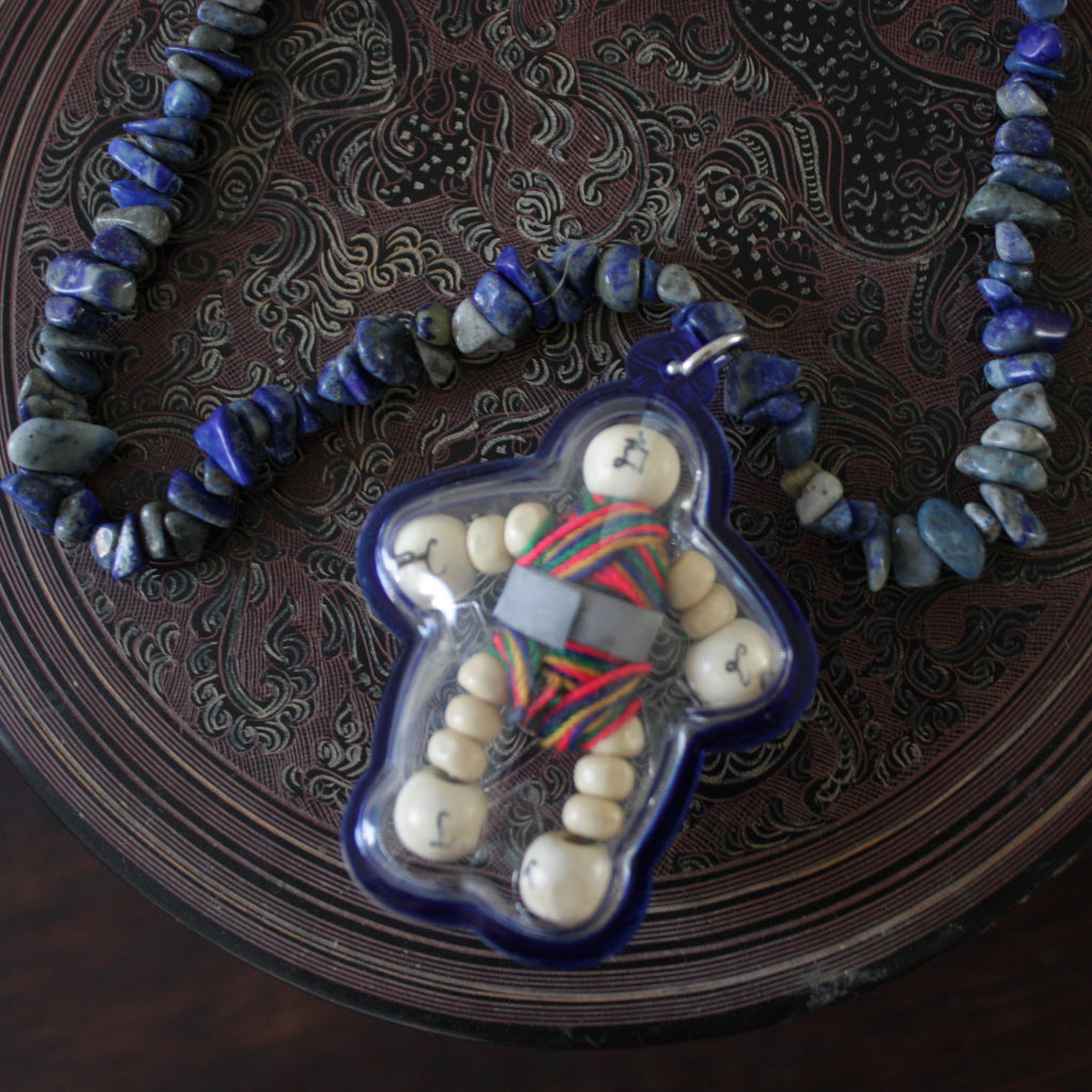 Amulette Protectrice Unique – Collier en Pierres Naturelles Brutes