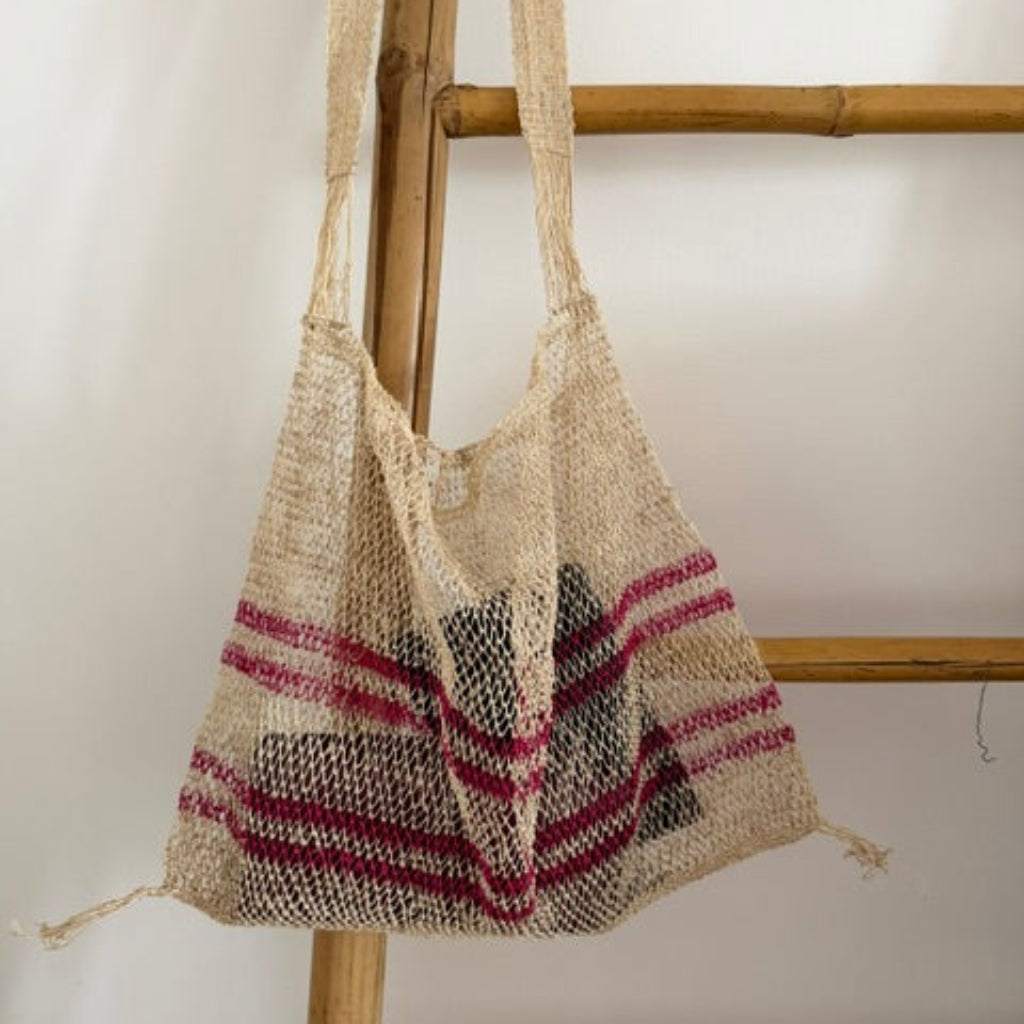 Sac de pêcheur tressé chanvre naturel fait main pompons Thaïlande Dame Pach Bangkok