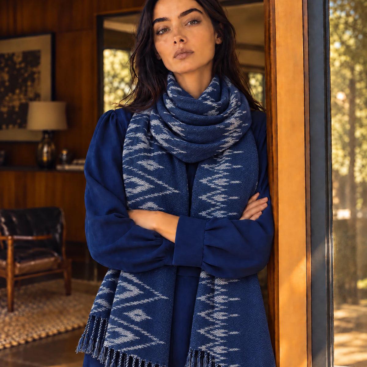 Grande Écharpe Indigo Mudmee Ikat Tissée Main – 200 x 80 cm