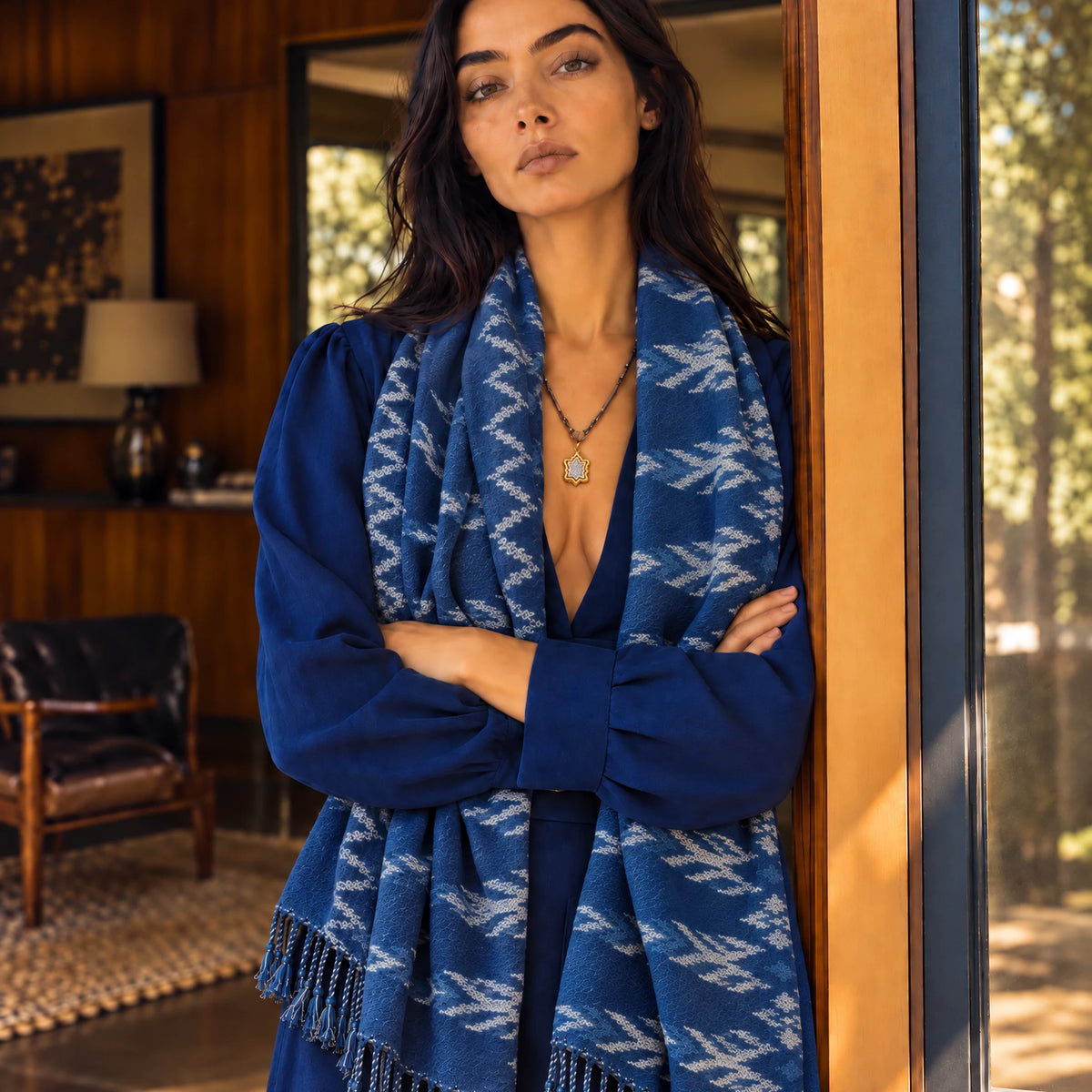 Grande Écharpe Indigo Mudmee Ikat Tissée Main – 200 x 80 cm
