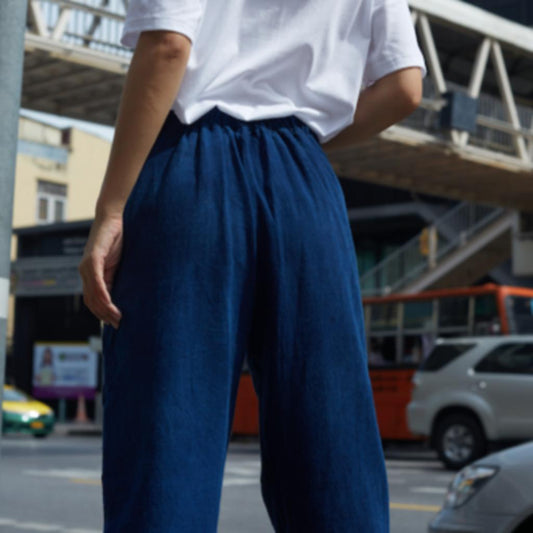 Pantalon Rizières Bleues indigo naturel porté par une femme – vue 2